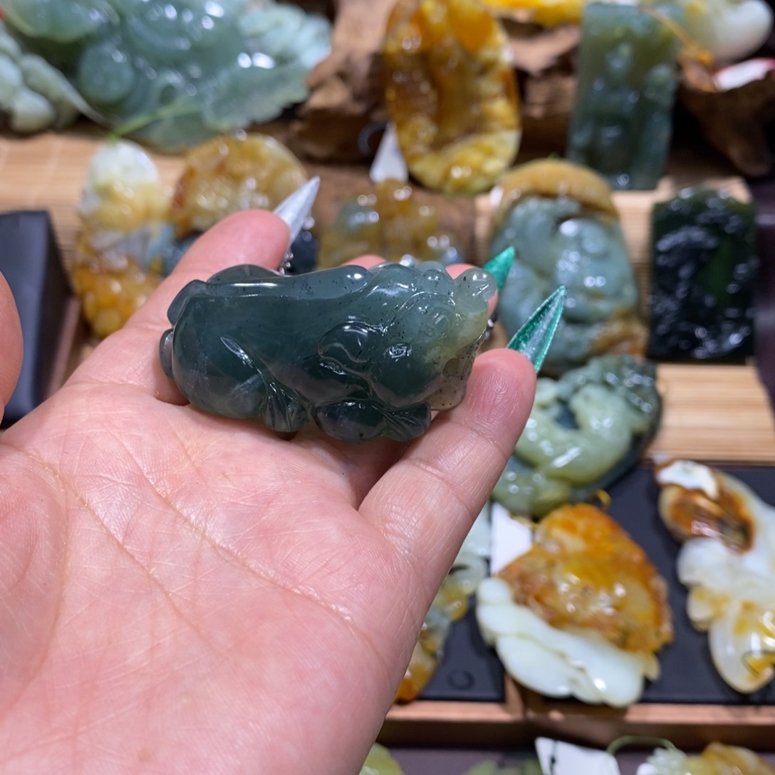 蛇纹石玉颈饰未镶嵌