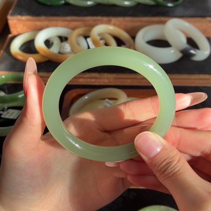 和田玉未镶嵌手镯