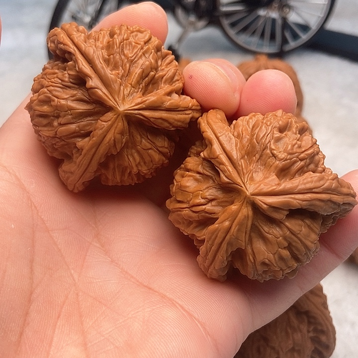 文玩核桃把件椰*鸡三棱