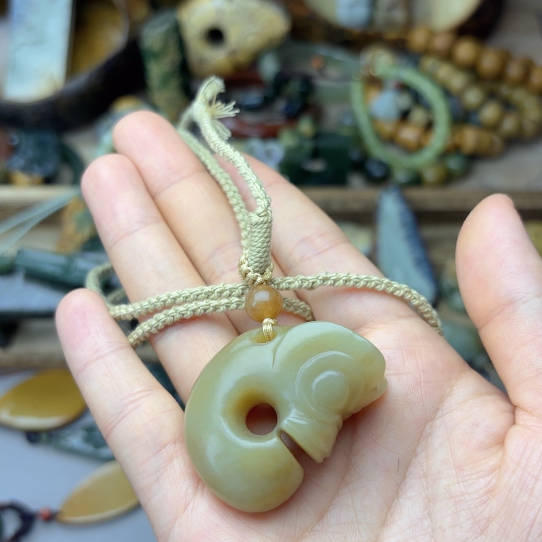 透闪石质玉未镶嵌车挂百**乐