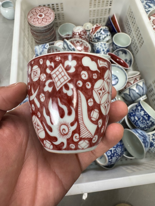 景德镇釉里红八宝手雷杯