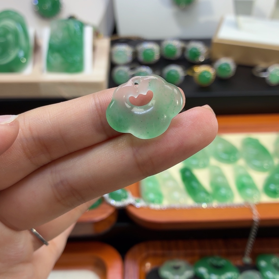 石英质玉（非洲翠）未镶嵌颈饰