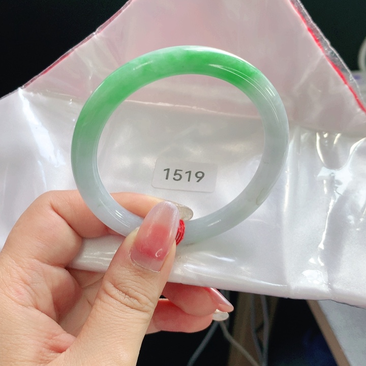 翡翠手镯（圆镯）未镶嵌民***英03。