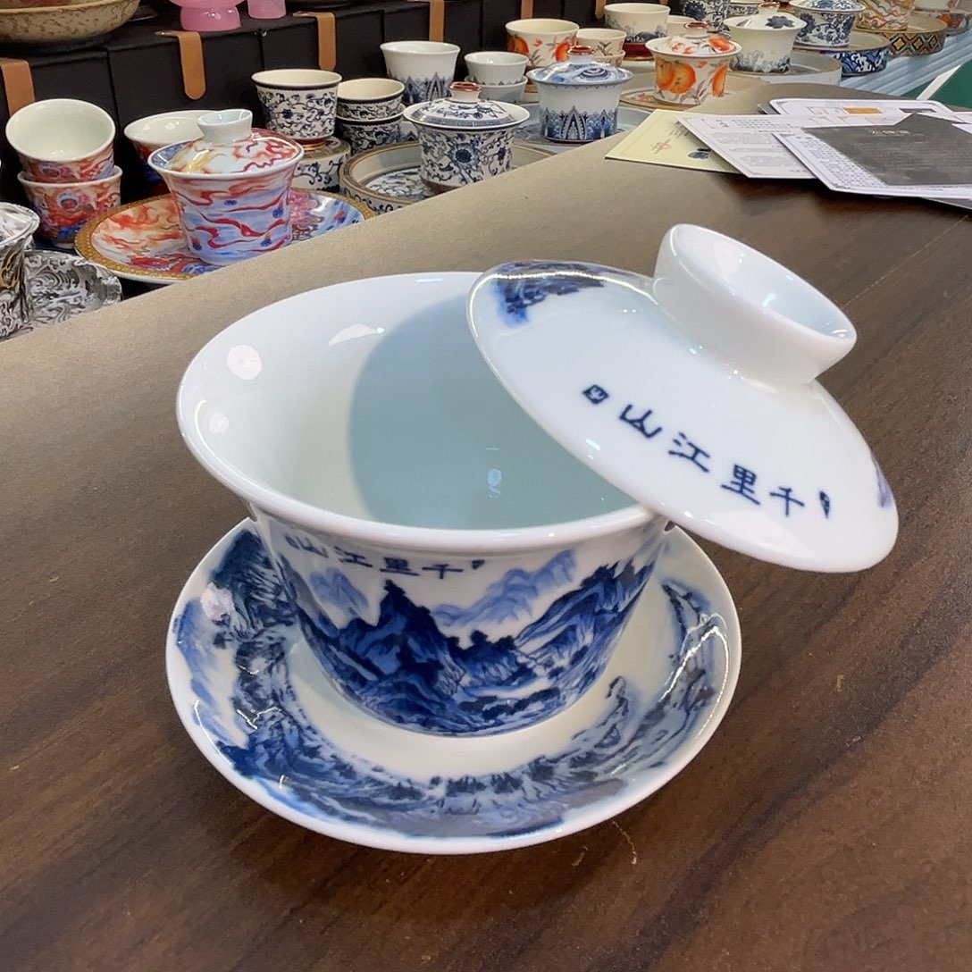 这些盖碗很漂亮我很喜欢！！！