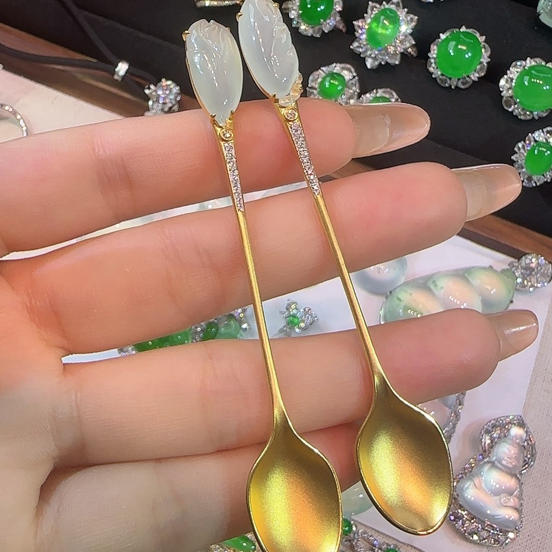 翡翠18K金镶嵌颈饰9800一支