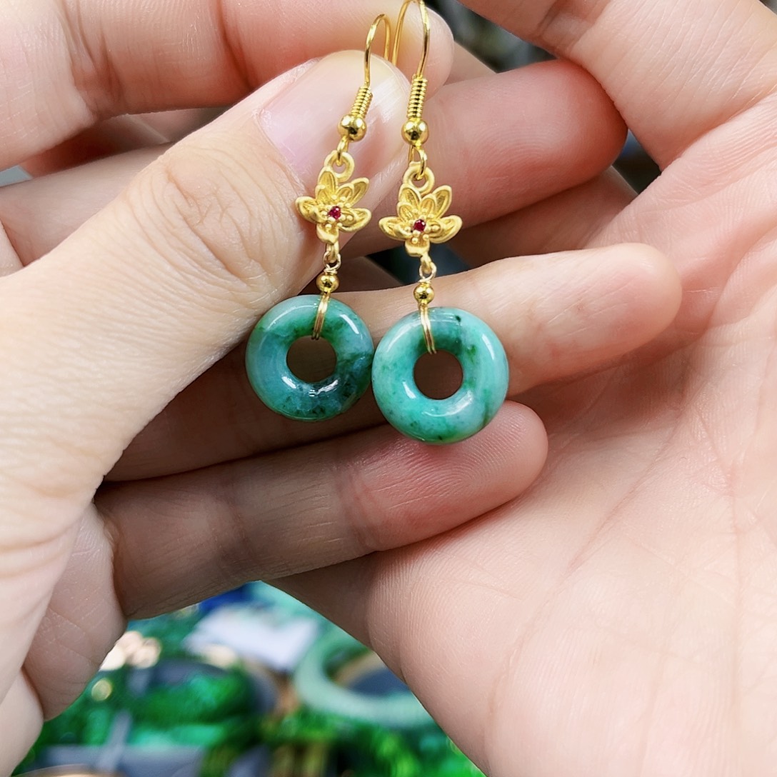 翡翠颈饰未镶嵌耳饰多样性