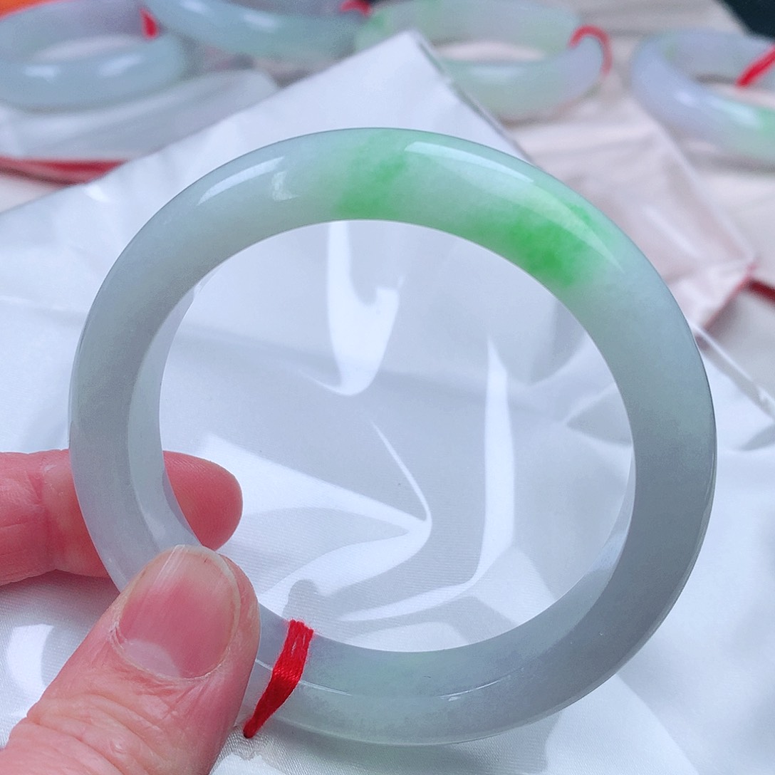 翡翠手镯未镶嵌。。