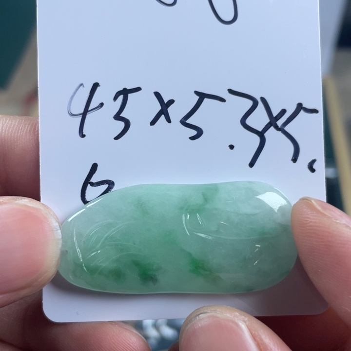 翡翠未镶嵌颈饰悟道