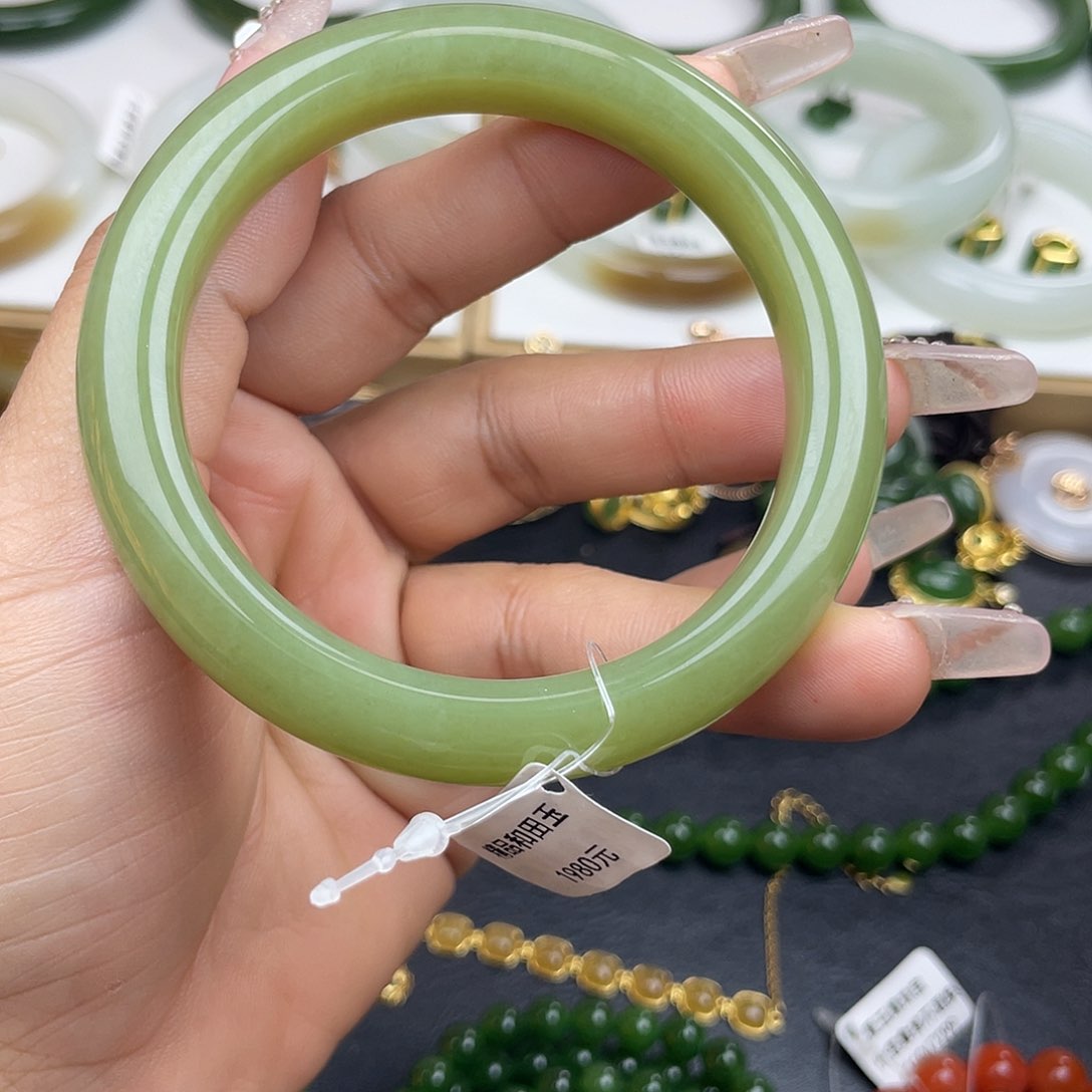 和田玉手镯未镶嵌