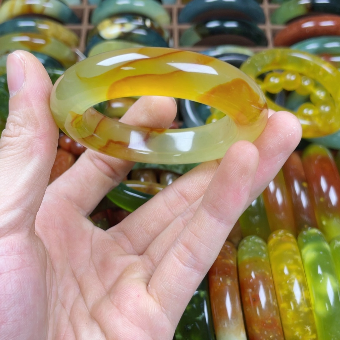 何***缺蛇纹石玉未镶嵌手镯