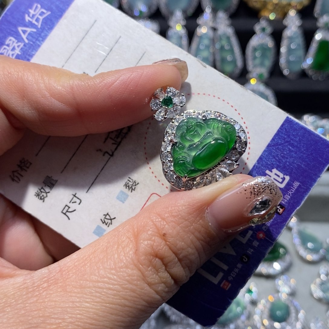 翡翠颈饰未镶嵌翡翠