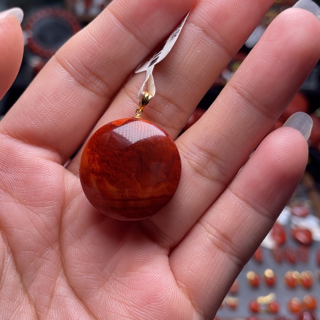 南红玛瑙18K金镶嵌圆牌吊坠