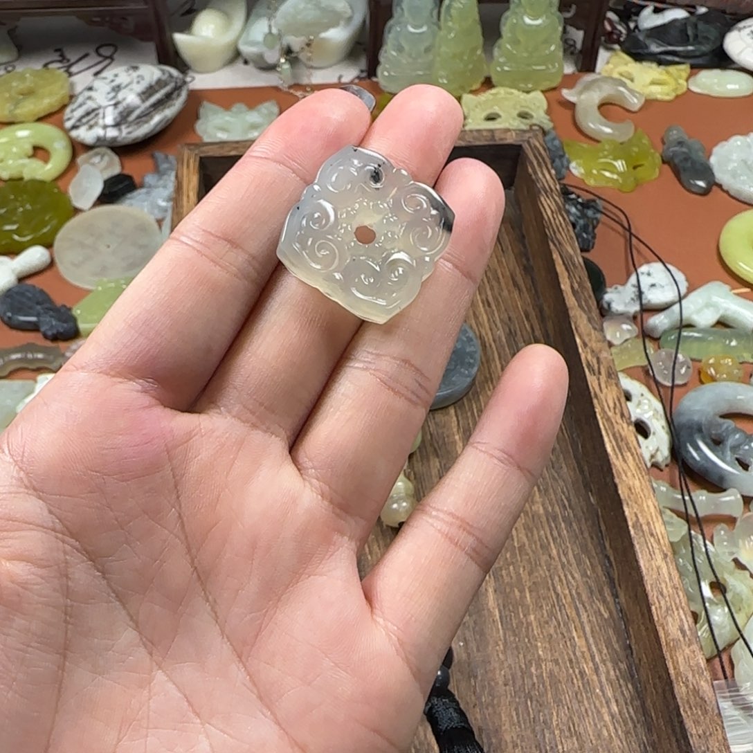 羽***末蛇纹石玉未镶嵌颈饰方扣