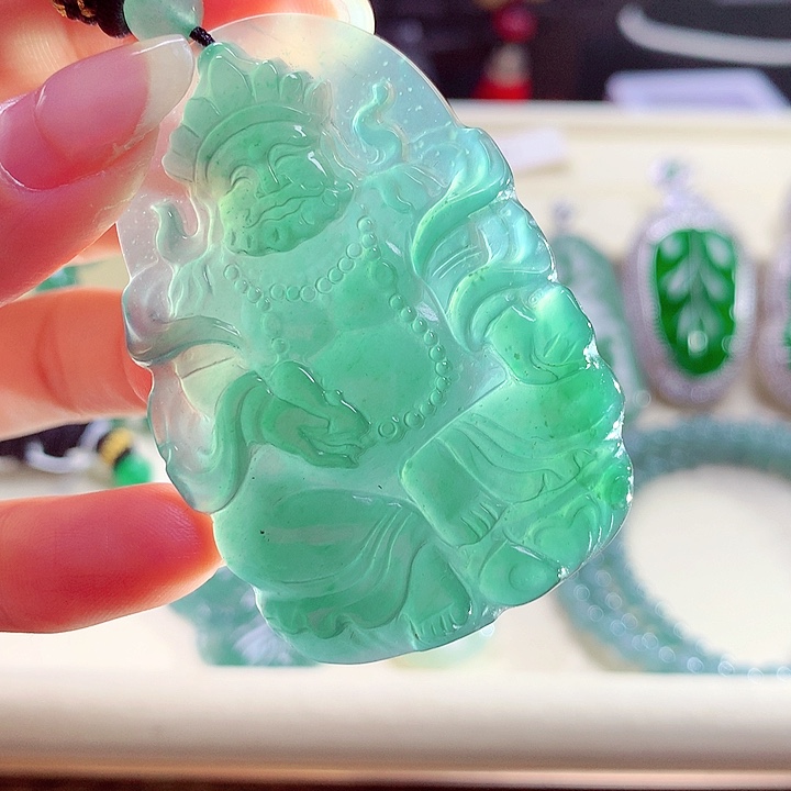 翡翠颈饰未镶嵌胡****?天然