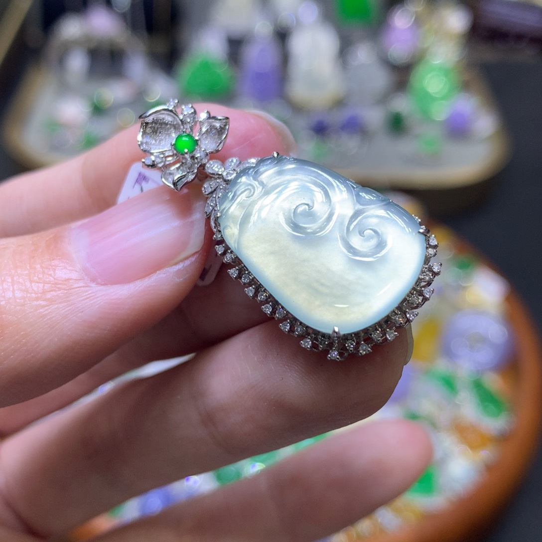 翡翠颈饰18K金镶嵌翡翠吊坠项链