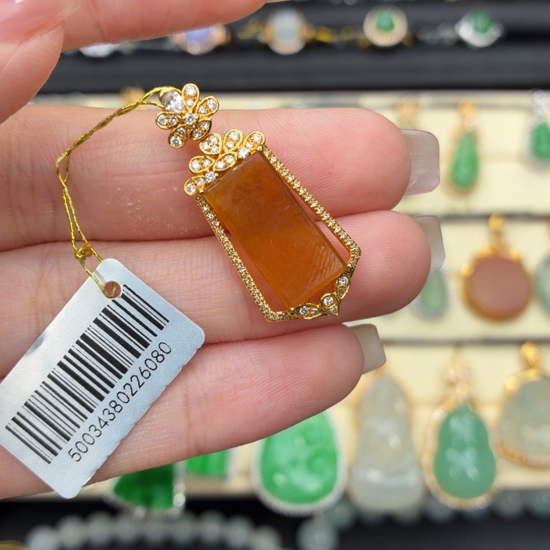 翡翠18K金镶嵌颈饰