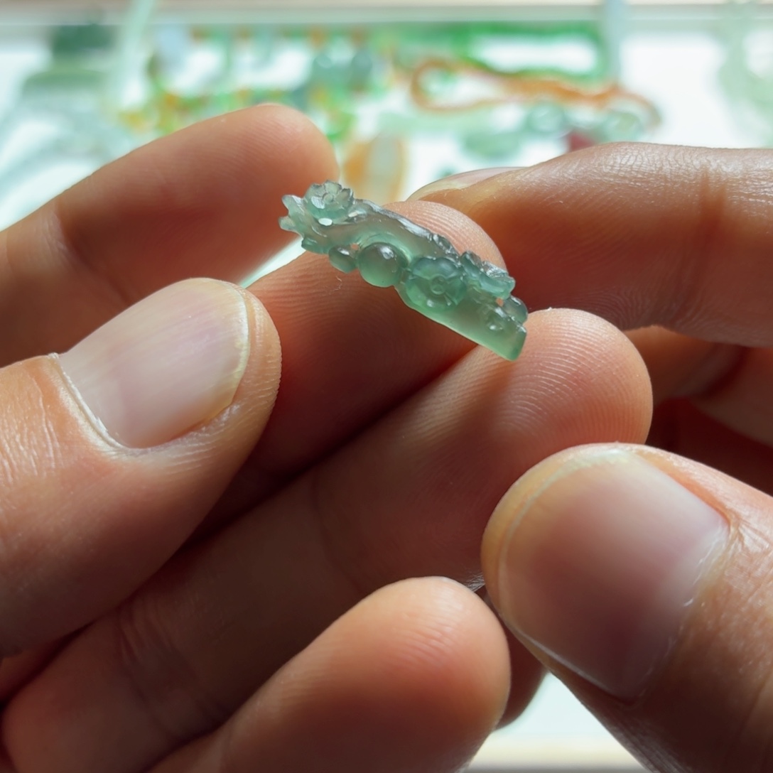 定制翡翠未镶嵌梅花