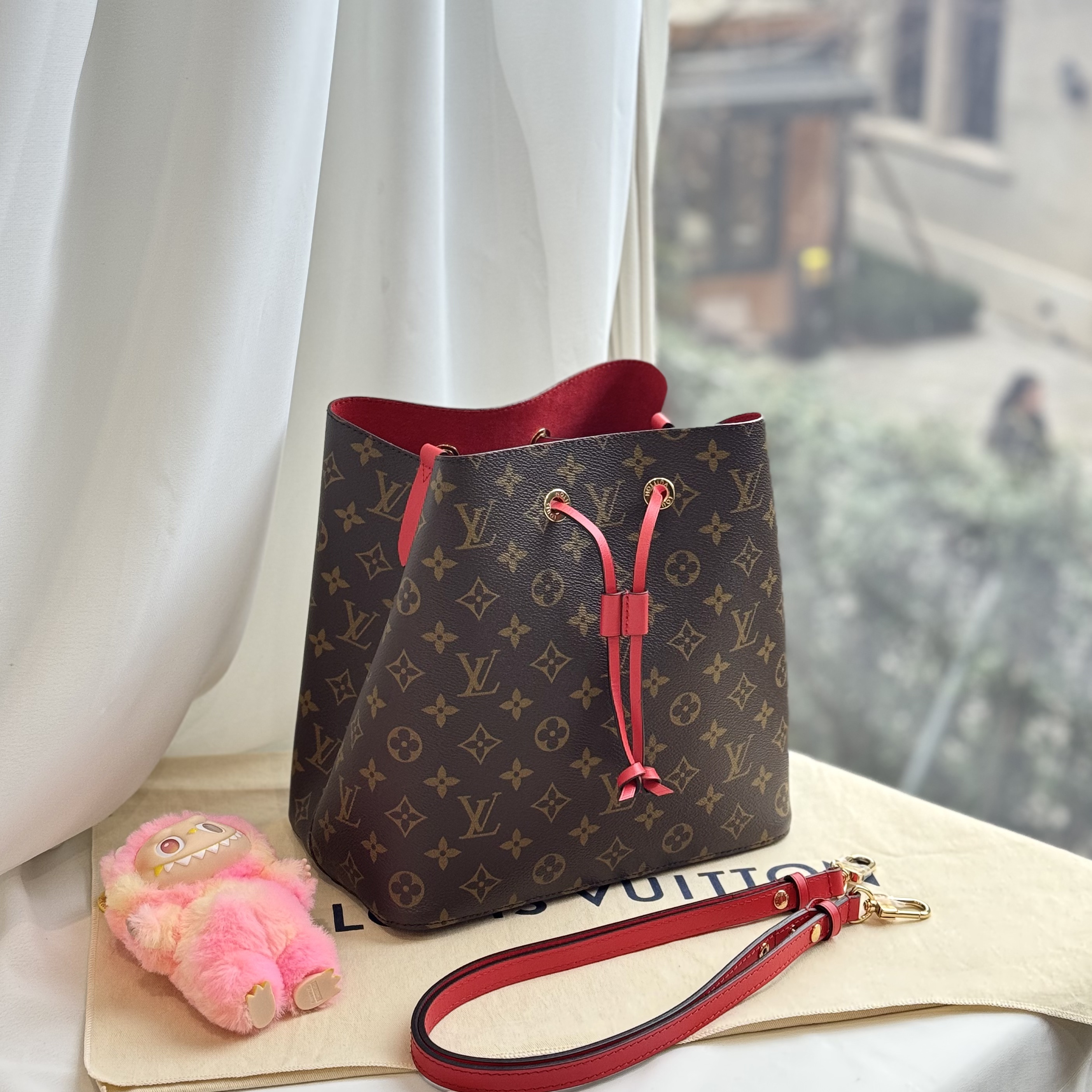 未使用 LouisVuitton/路易威登 Neo Noe 红水桶单肩包 芯片款
