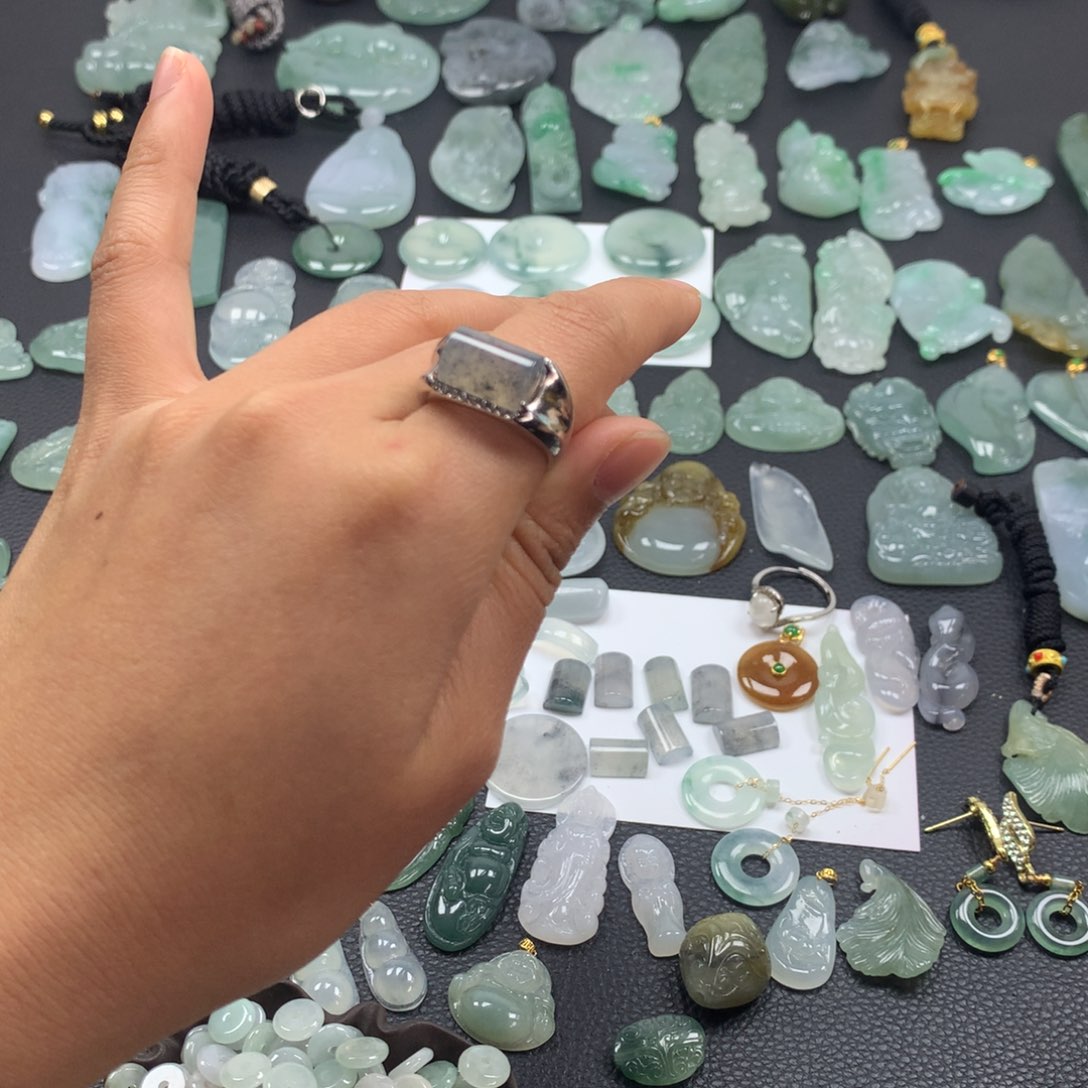 翡翠颈饰未镶嵌戒指