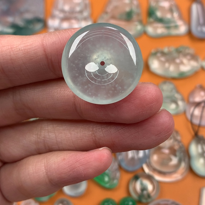 翡翠挂件未镶嵌….