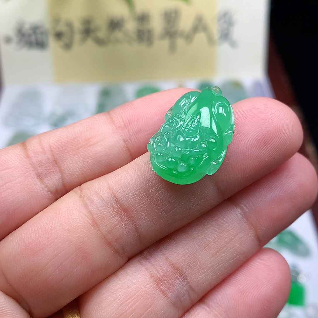 翡翠裸石缅甸天然A货翡翠阳绿貔貅