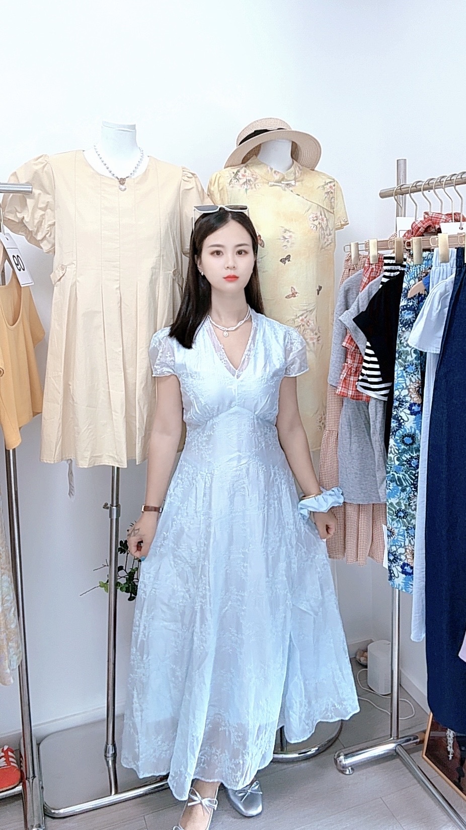 新款法式V领气质夏季白色连衣裙蕾丝子女小个子高级独特漂亮长裙