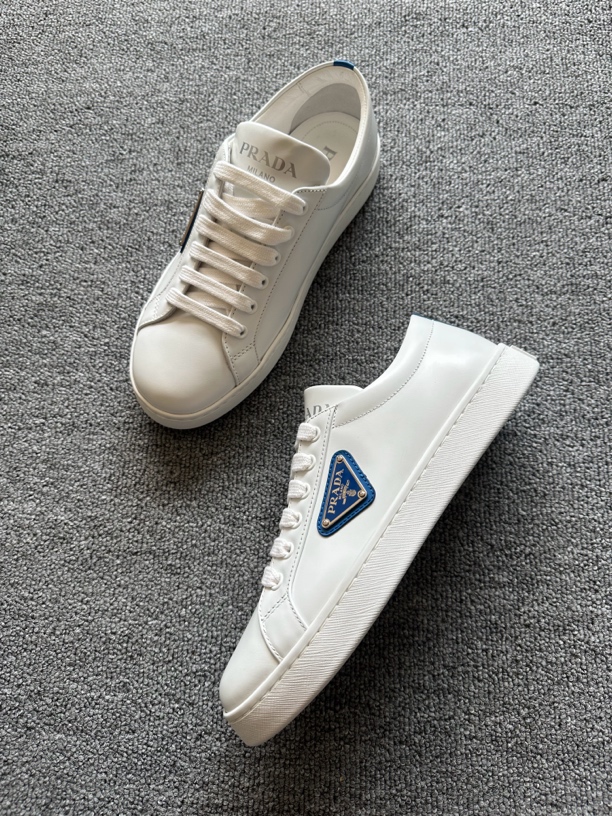 全新未使用 Prada/普拉达 三角标女士板鞋 白蓝色