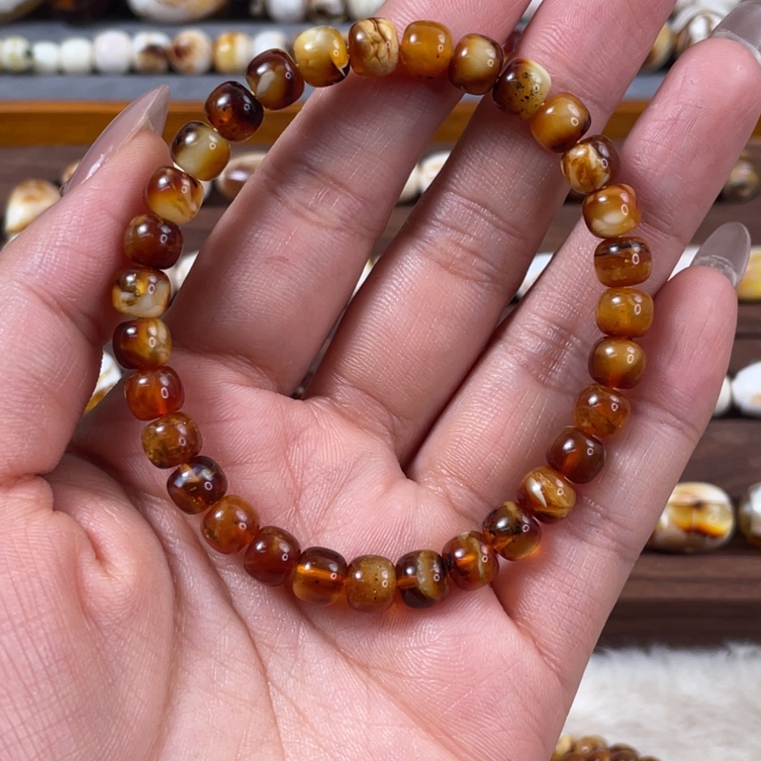 琥珀未镶嵌珠宝奇石琥珀蜜蜡微瑕7mm沁色，17.5手围