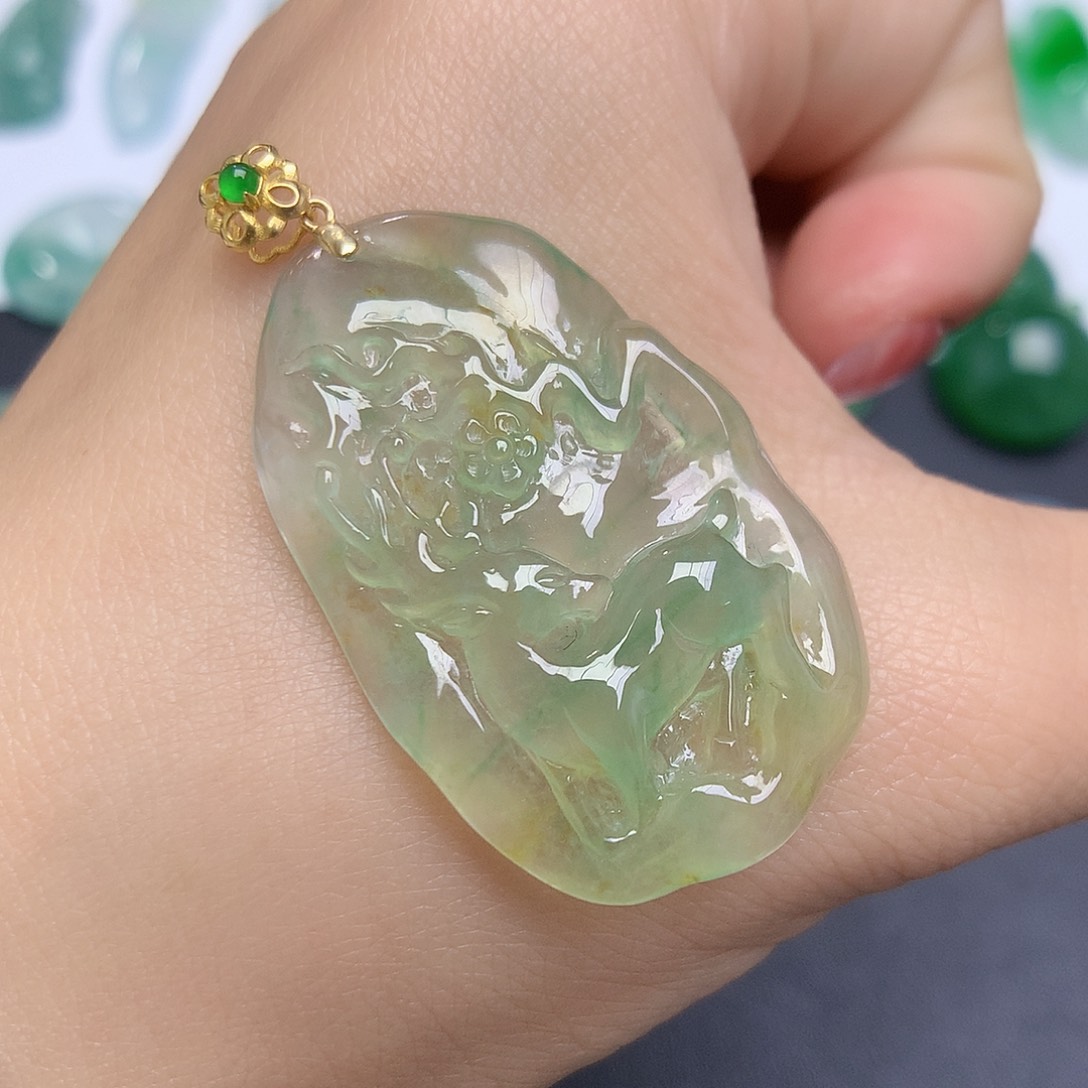 翡翠颈饰18K金镶嵌鹿牌