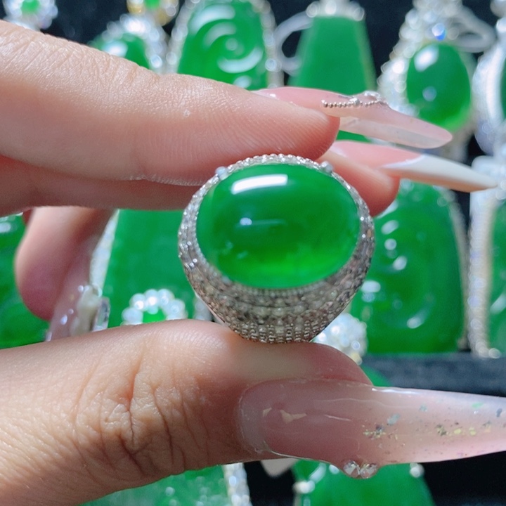 翡翠颈饰未镶嵌18。  