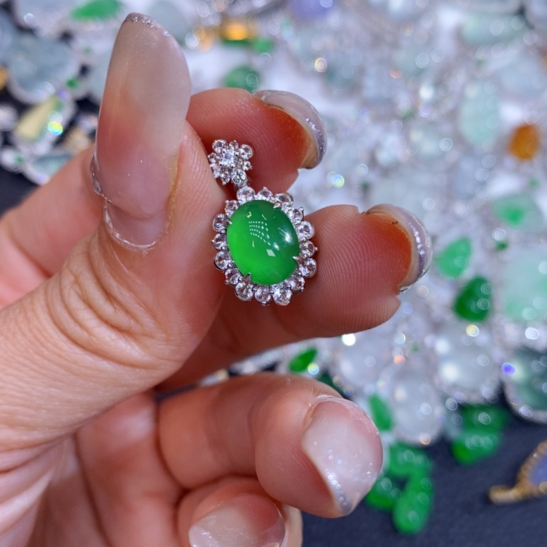 翡翠18K金镶嵌颈饰