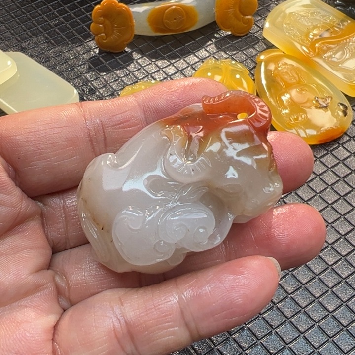 石英质玉（黄龙玉）颈饰未镶嵌