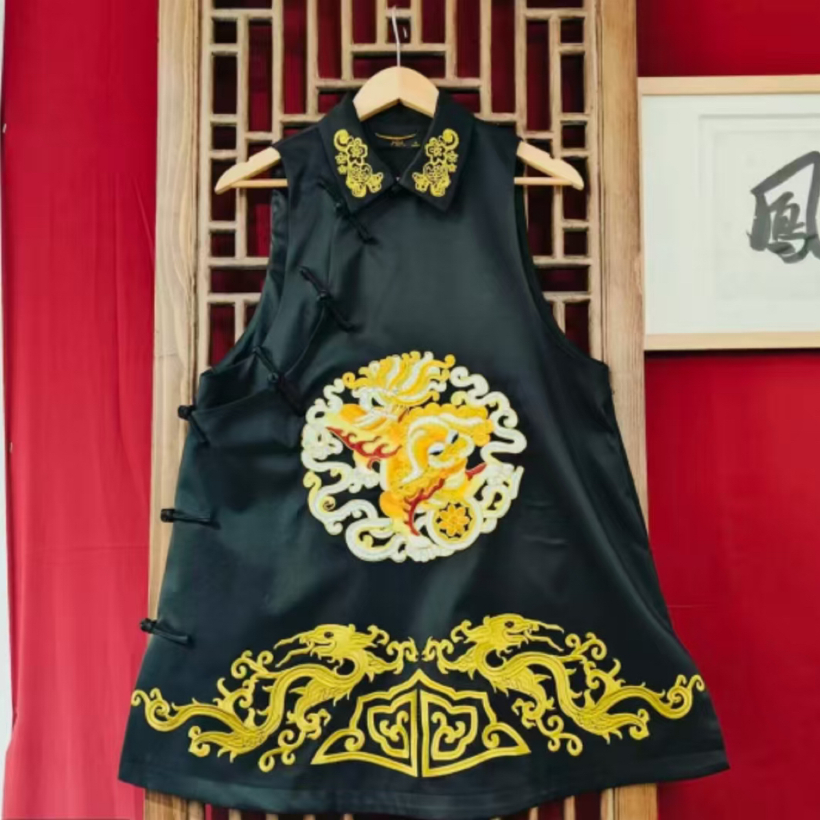 （LS763-3）凤徕兮私人定制黑底黄色团麒麟刺绣翻领中长款马夹