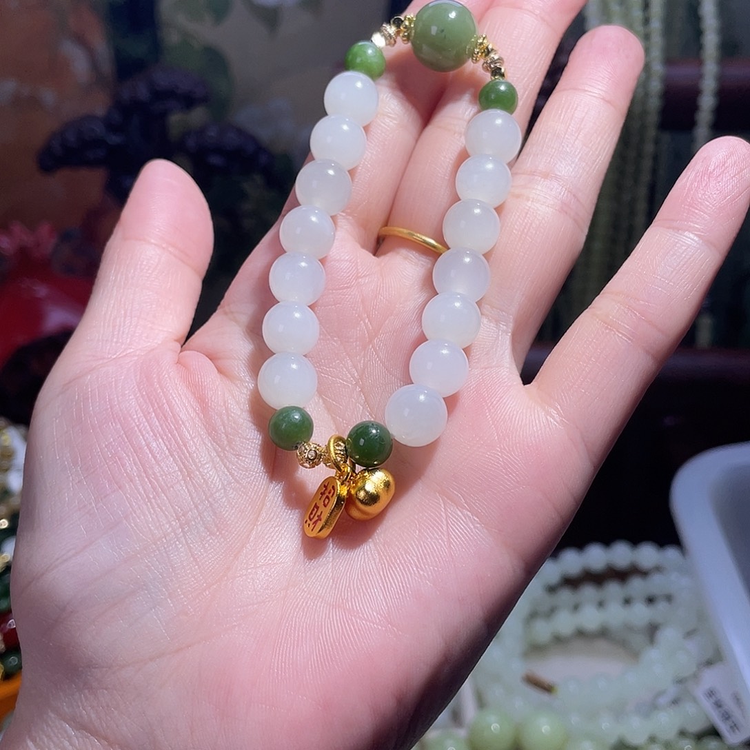 H***溜和田玉未镶嵌手串