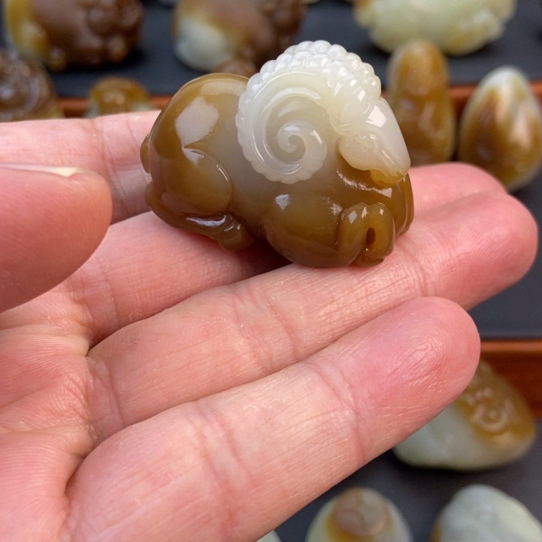 和田玉（糖玉）未镶嵌颈饰梦***样