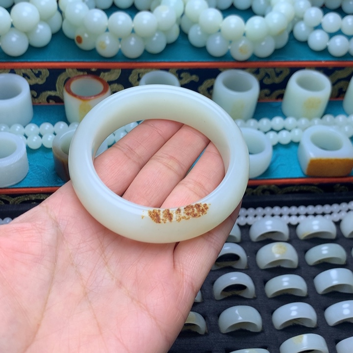 有***柿和田玉未镶嵌戒指