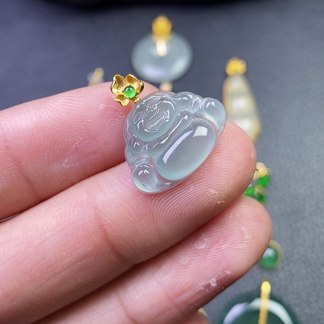 颈饰18K金镶嵌翡翠