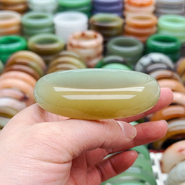 未镶嵌手镯（圆镯）石英质玉