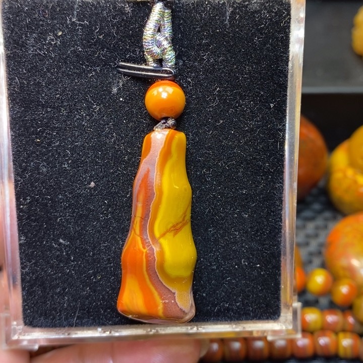 玛瑙/玉髓战国红大湾料挂坠未镶嵌