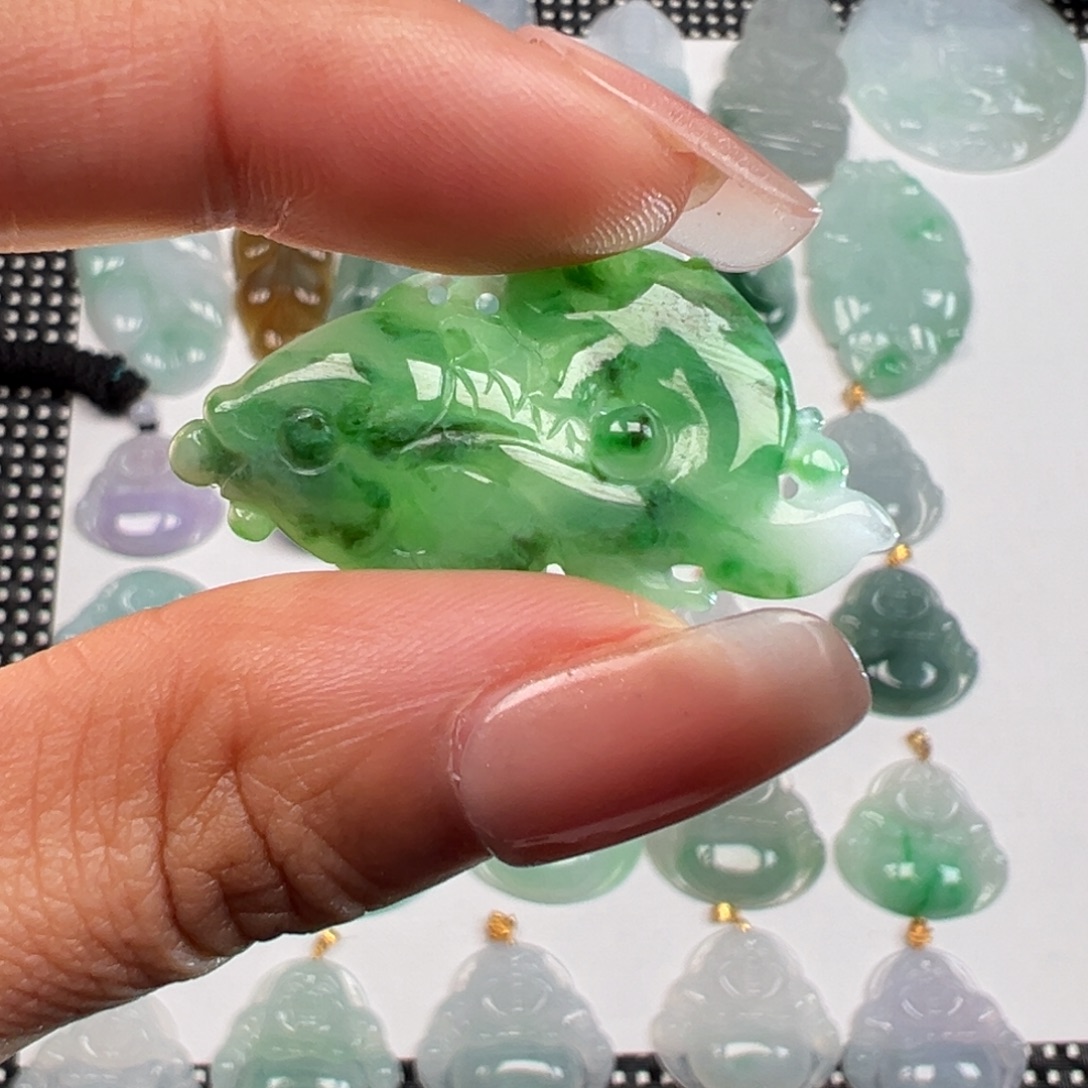 翡翠未镶嵌颈饰锦鲤