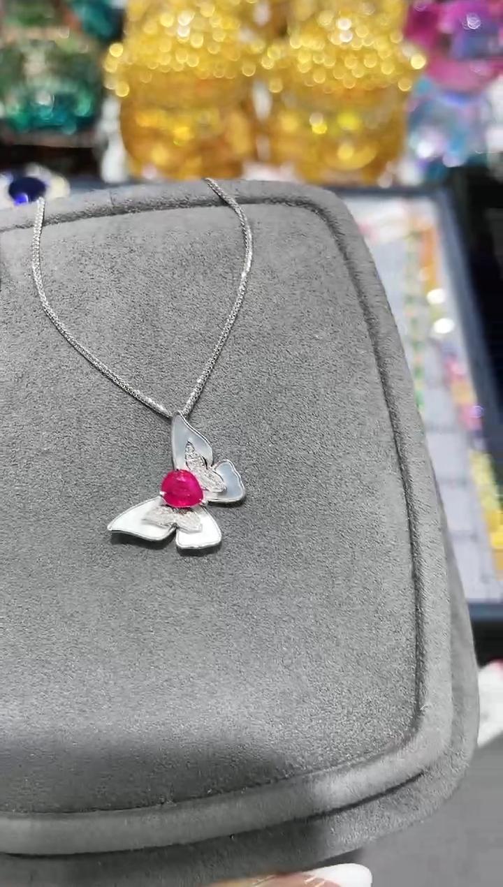 18K金镶嵌天然红宝石项链蝴蝶款