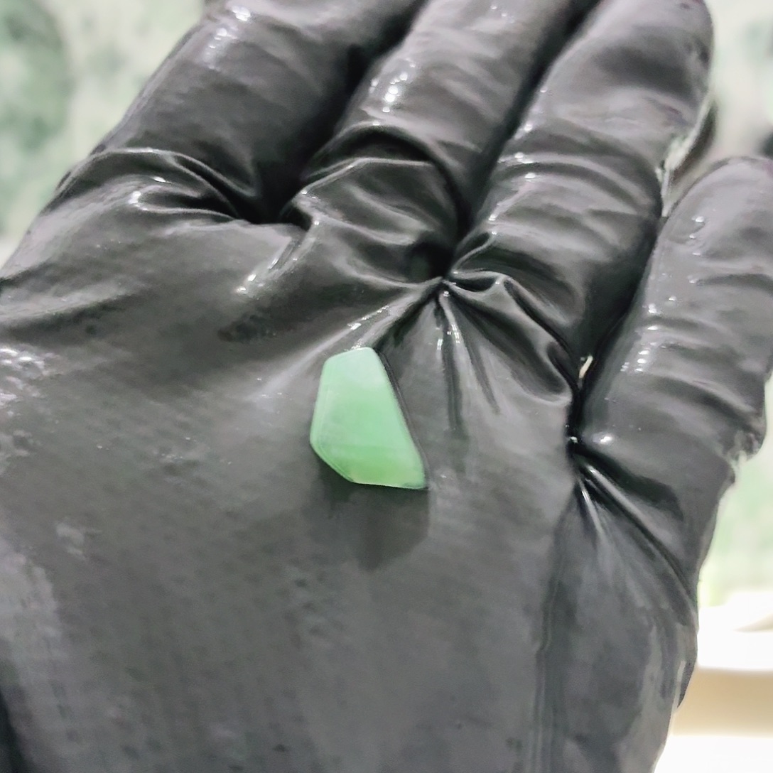 翡翠未镶嵌颈饰边角料