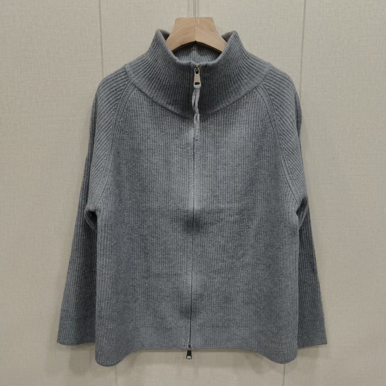 0088灰色 60%羊毛针织上衣      