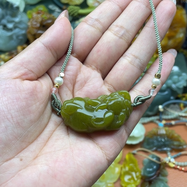 蛇纹石玉未镶嵌颈饰