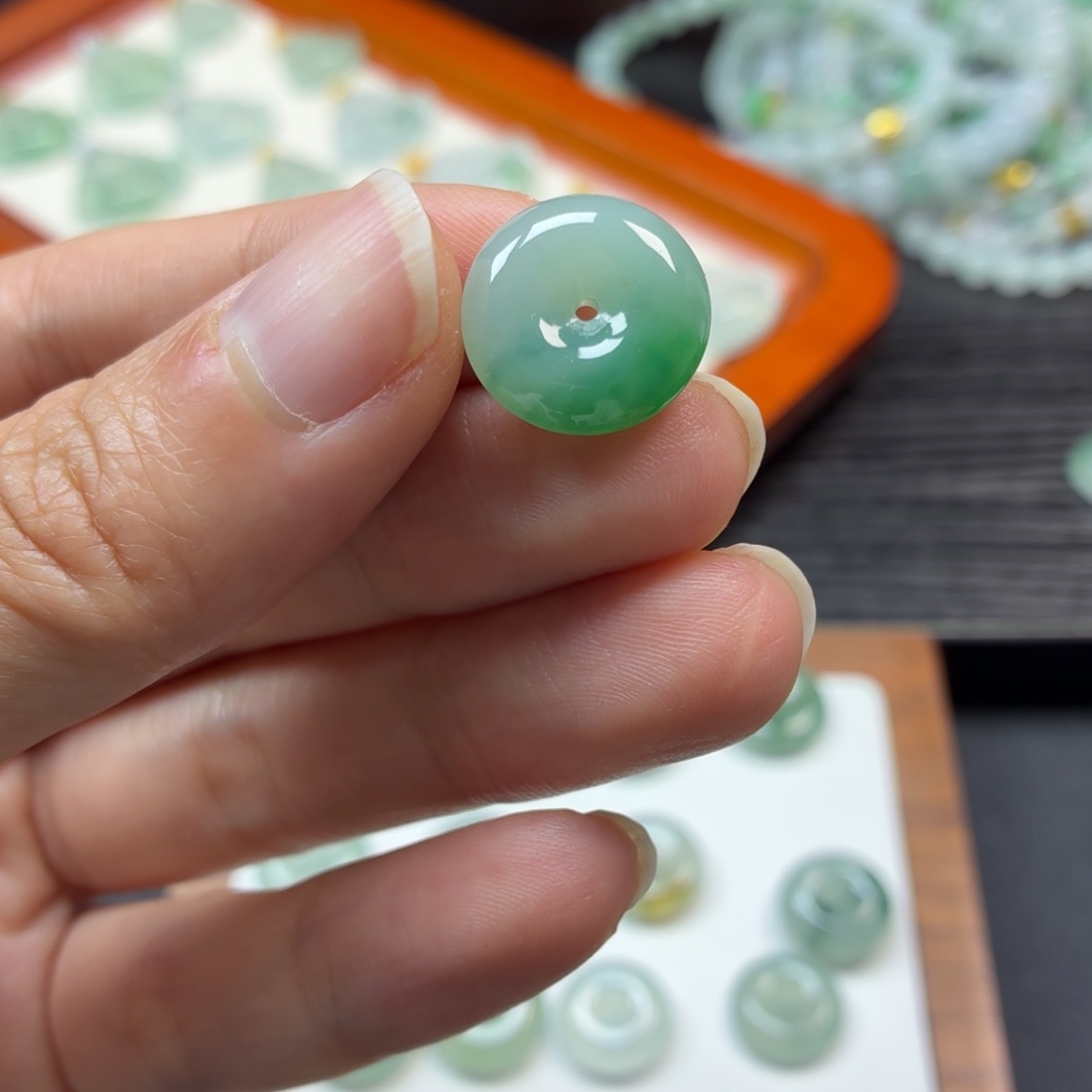 翡翠未镶嵌颈饰平安扣