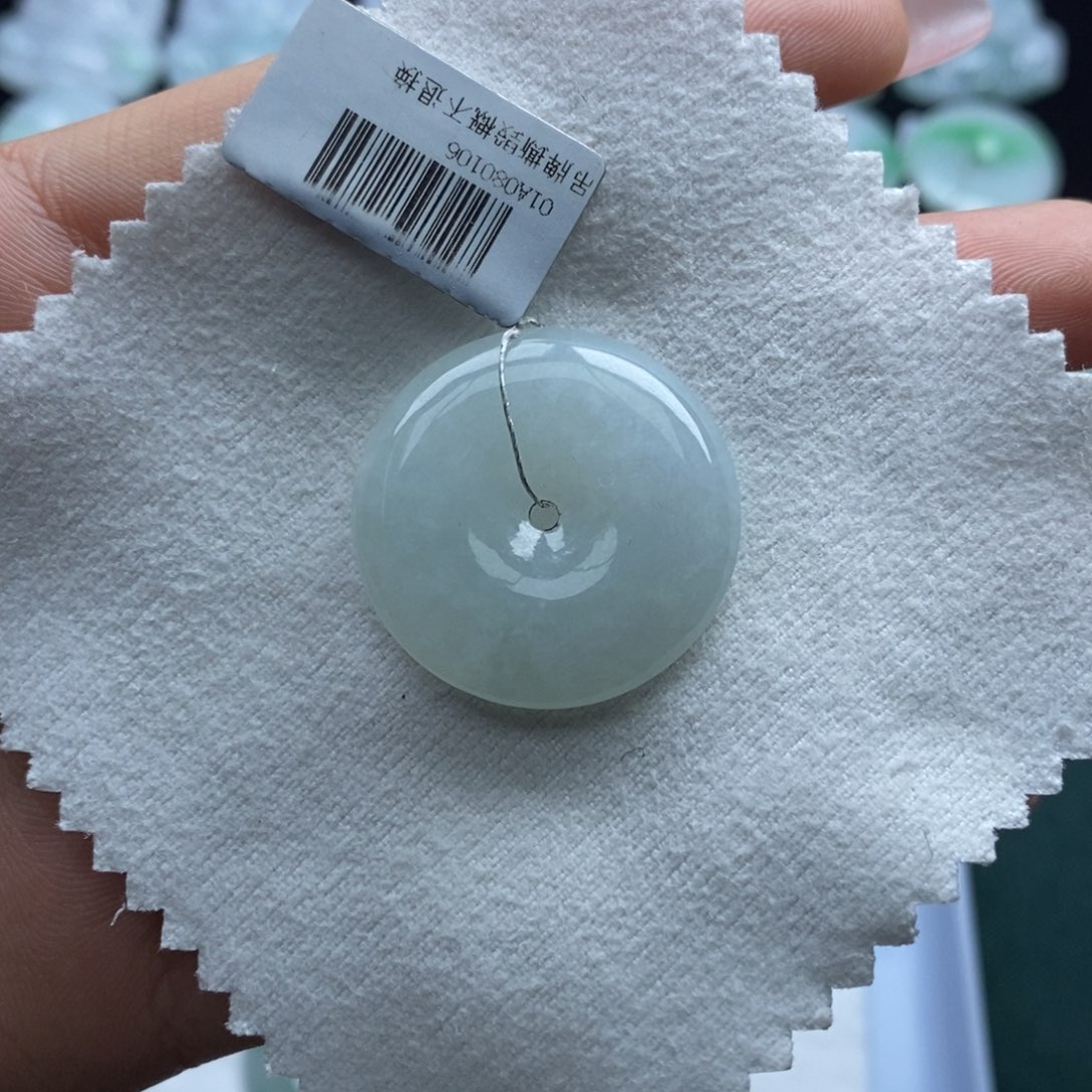 翡翠颈饰未镶嵌平安扣