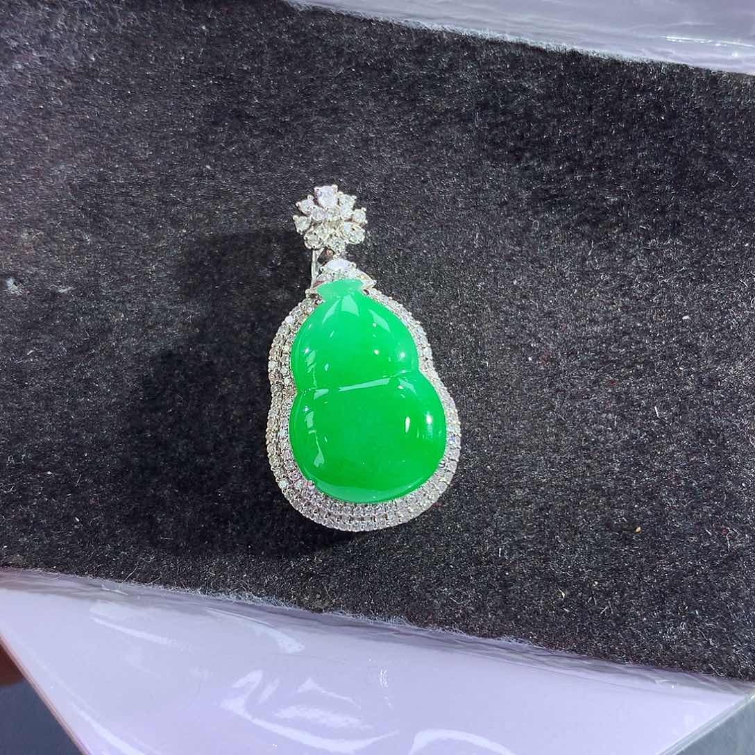 翡翠18K金镶嵌吊坠(赠链)