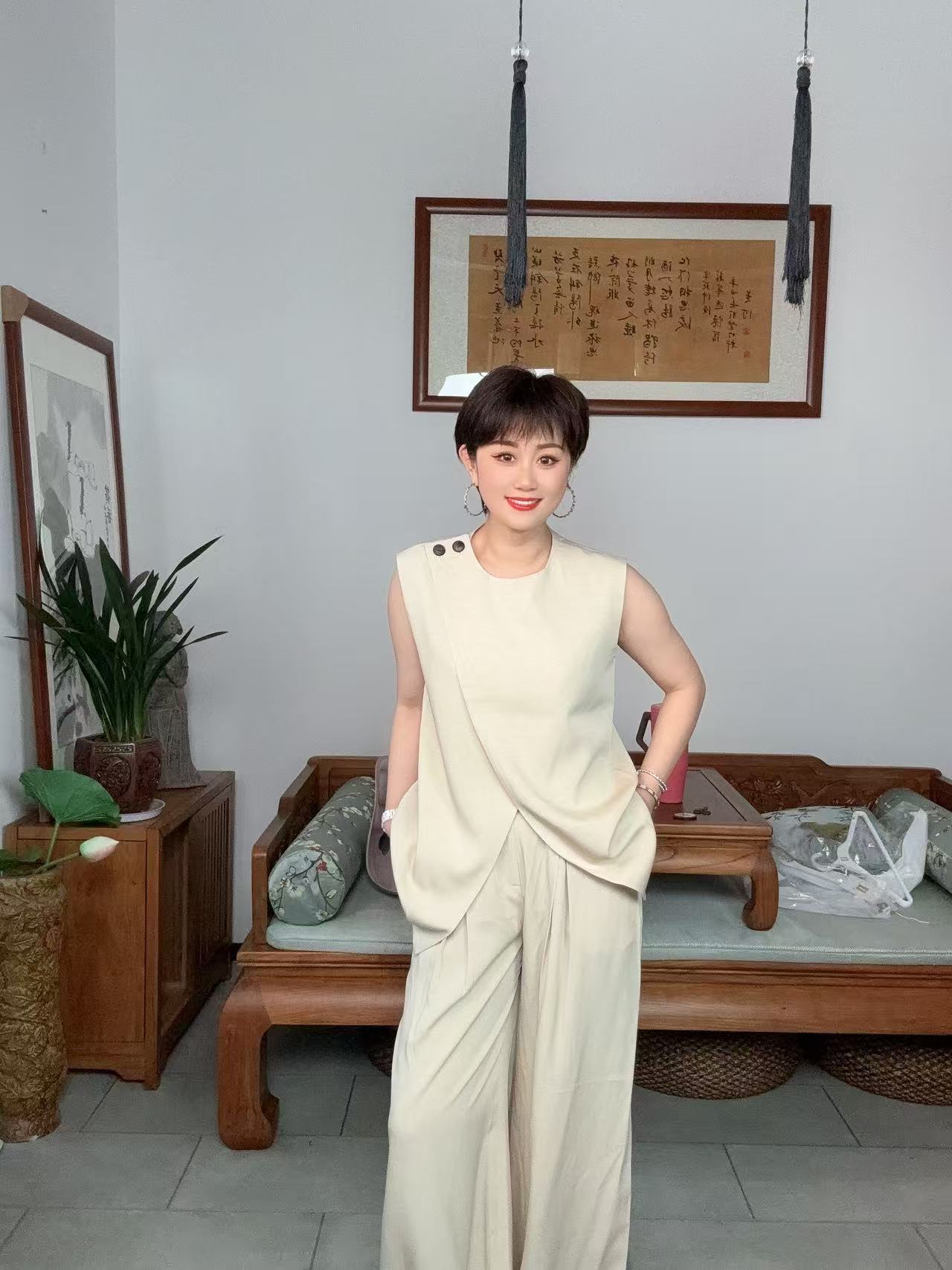 子韩推荐2025夏季新款气质高级设计感麻本色无袖马甲阔腿裤套装