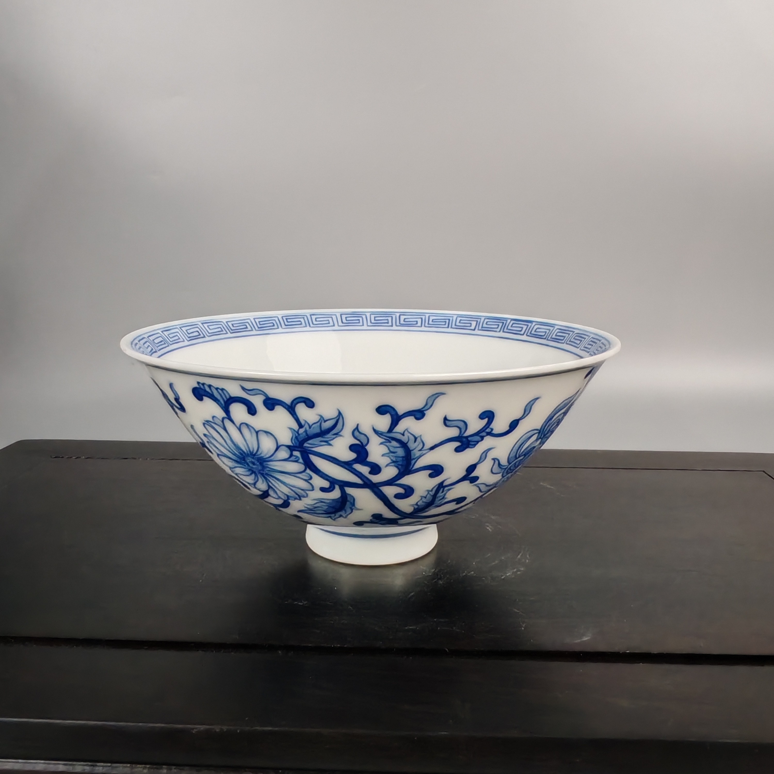 景德镇陶瓷茶器青花瓷纯手绘缠枝莲菊花图主人杯