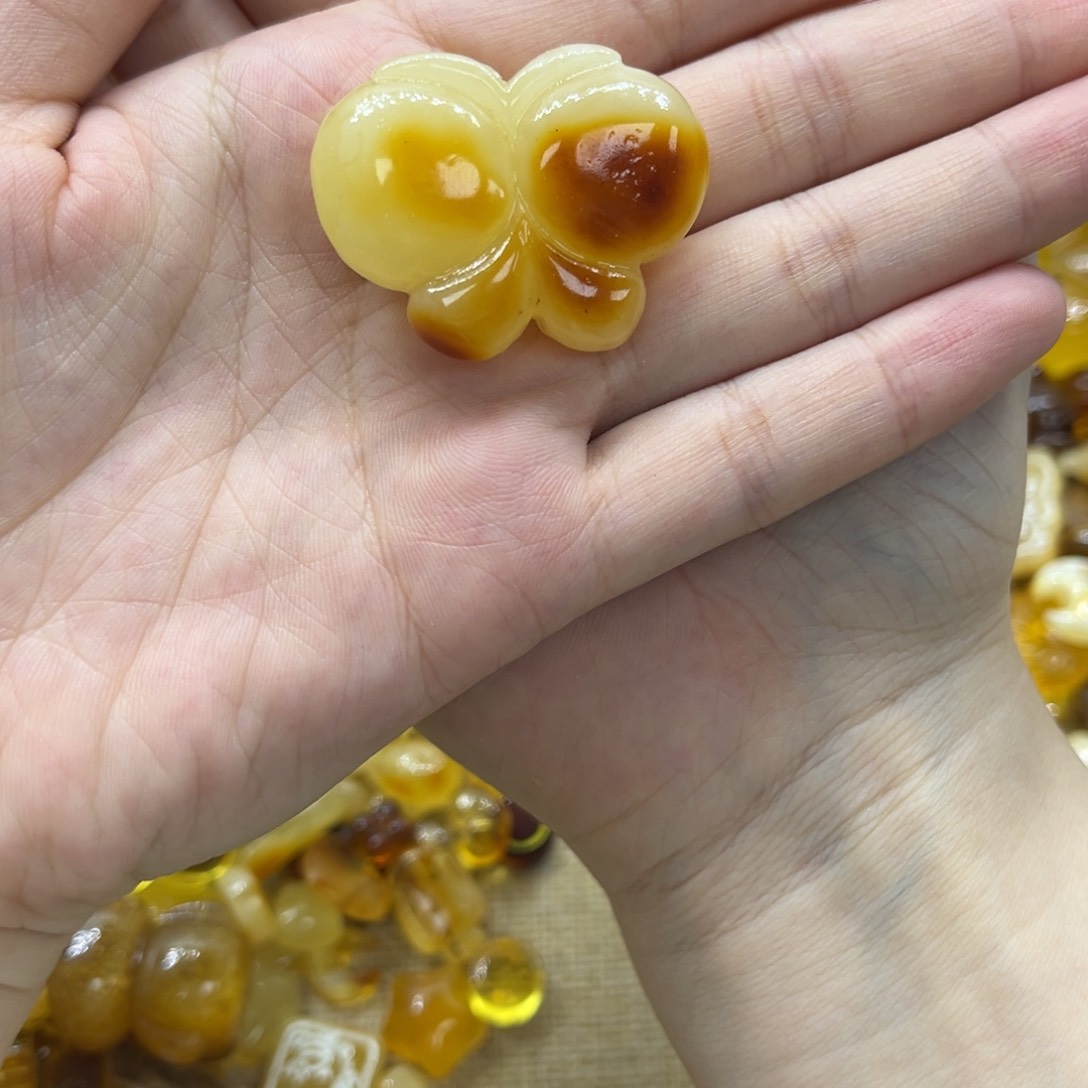 未镶嵌琥珀裸石天然琥珀6.6g蝴蝶